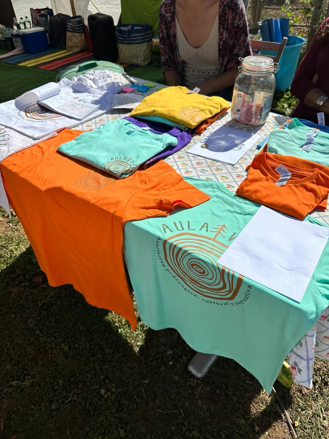 Materiales y camisetas de Aula Verde