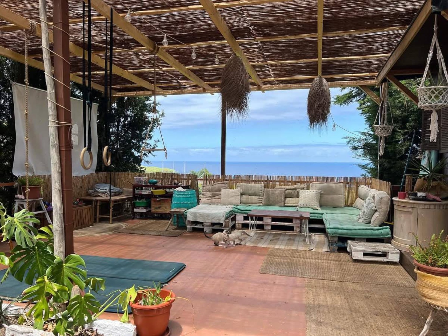 Espacio cubierto de la finca con vistas al mar