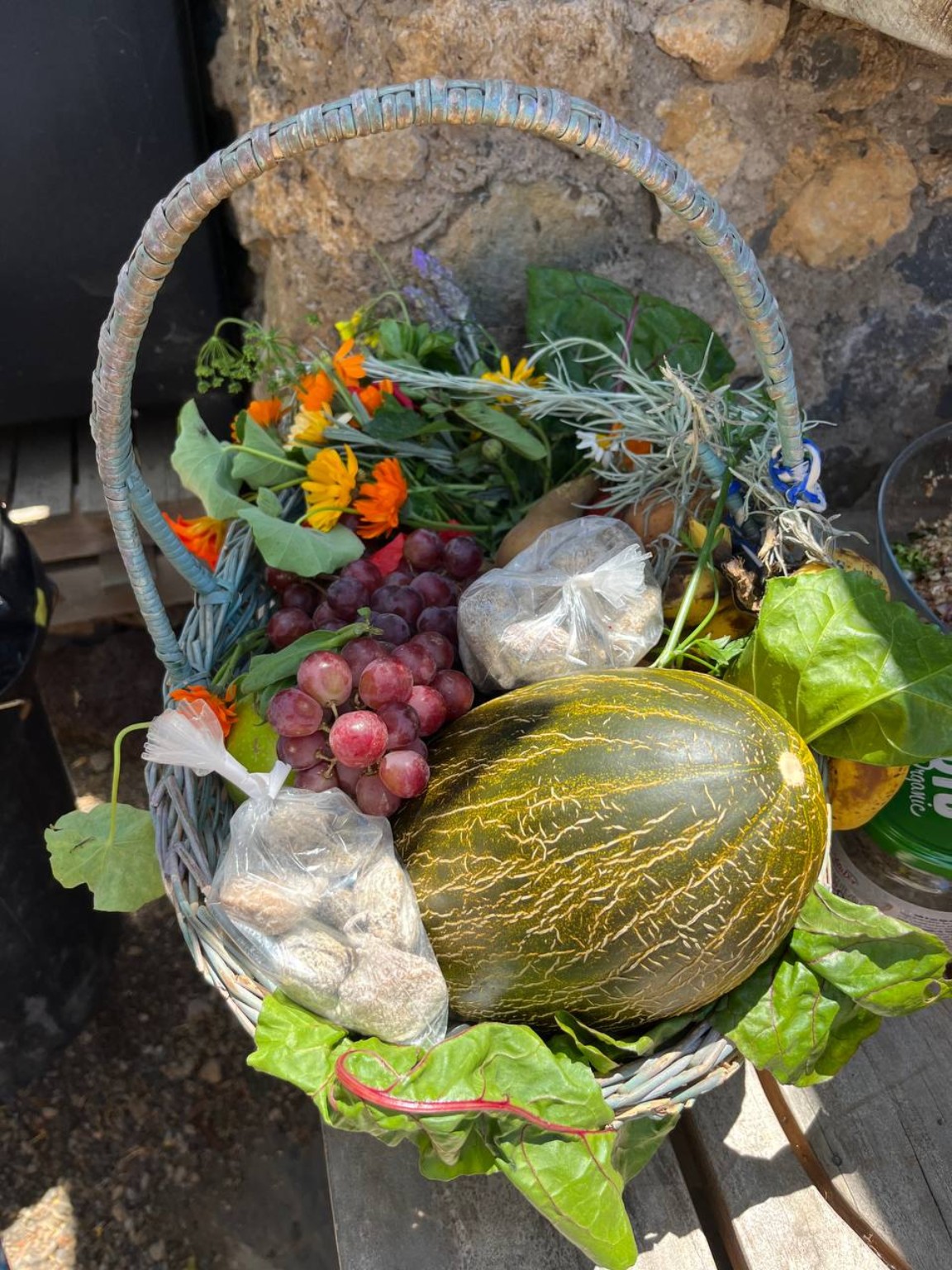 Cesta con verduras y frutas del huerto