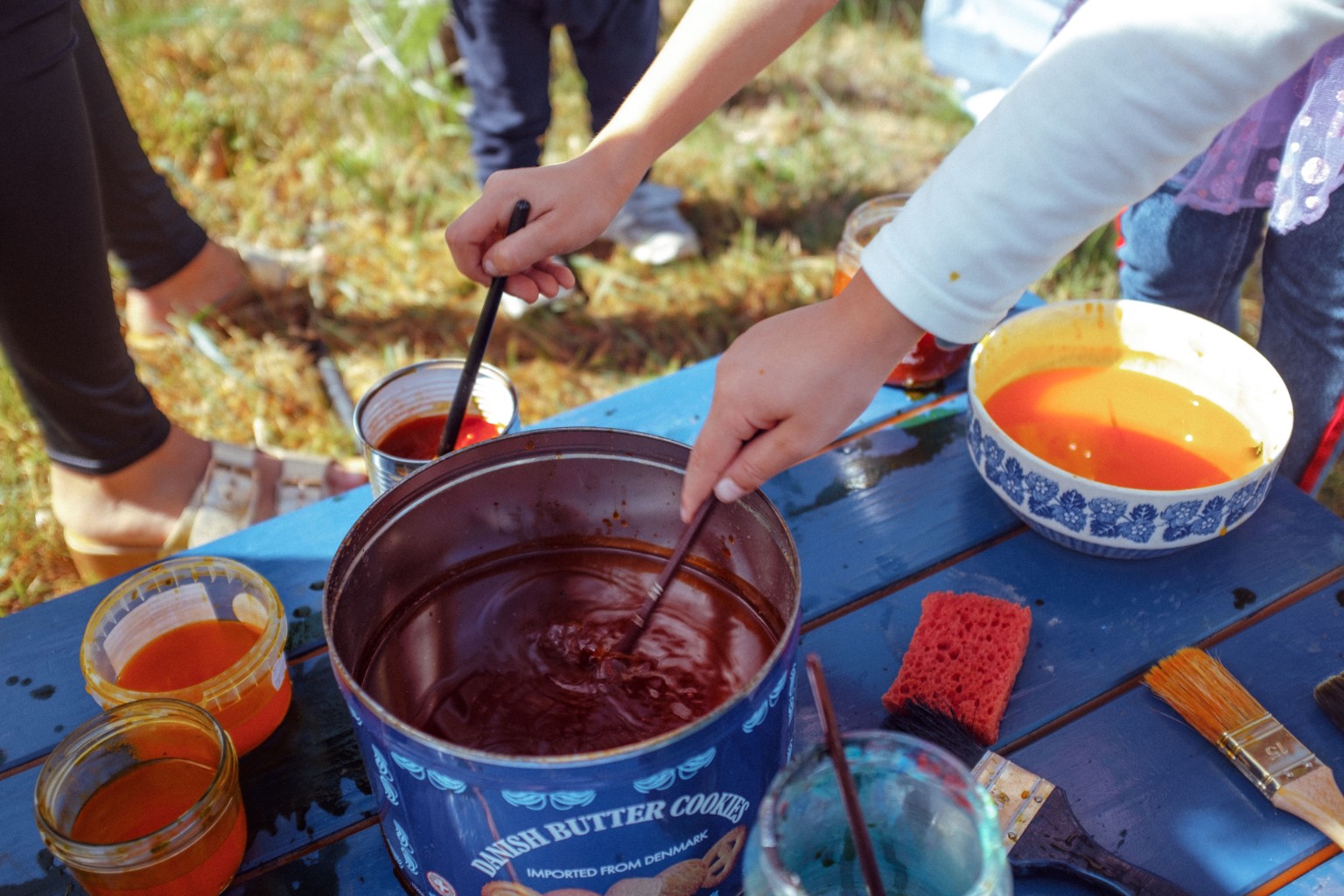 Manos preparando colores naturales al aire libre