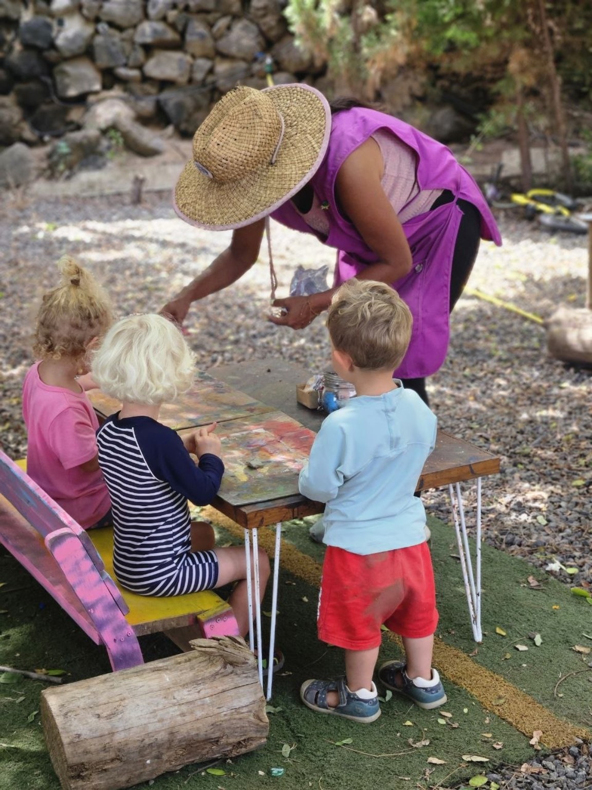 Actividad artística al aire libre con los niños de espaldas