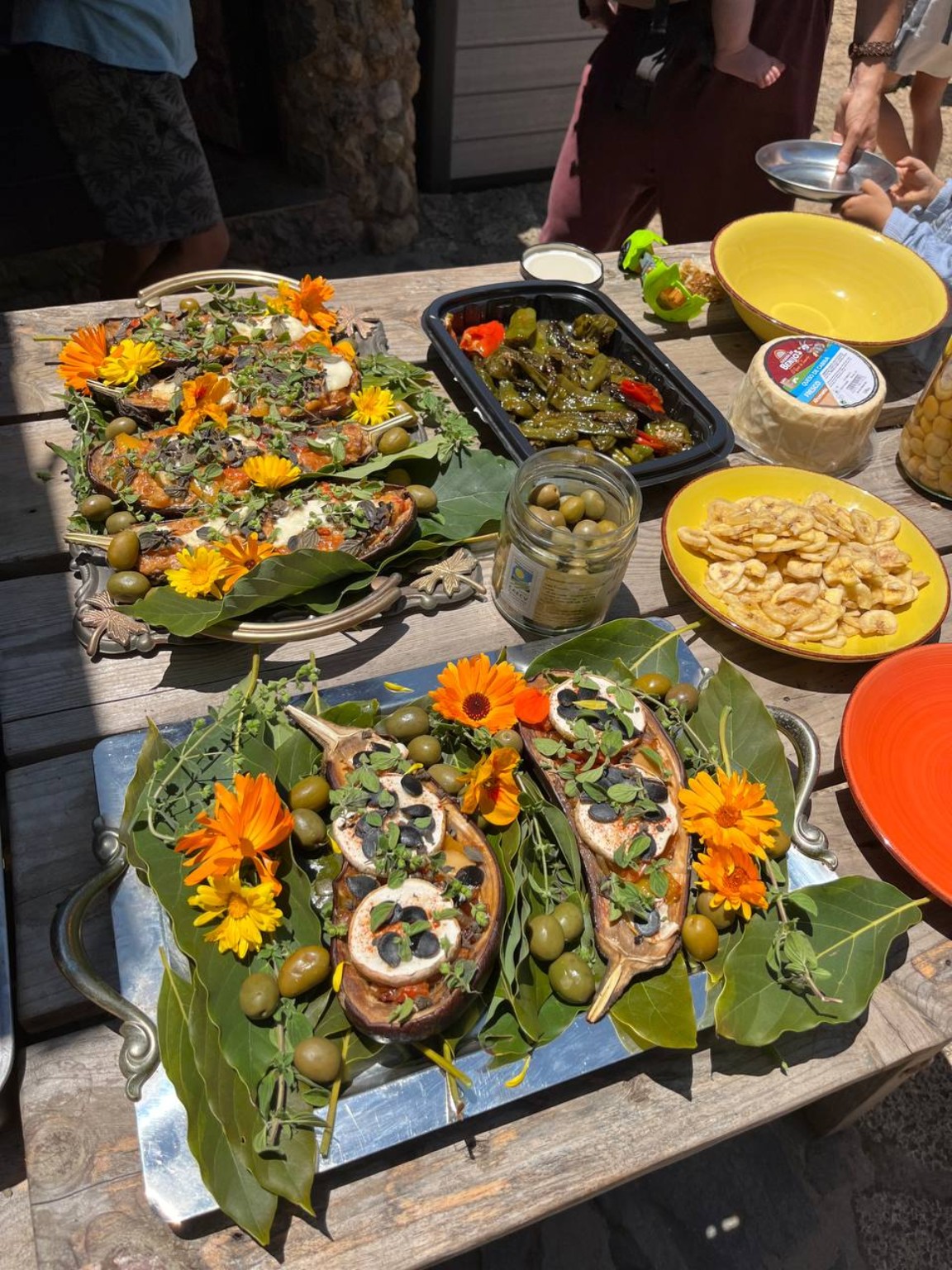 Mesa con alimentos naturales preparados